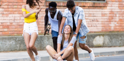 Grupo de adolescentes divirtiéndose en la calle