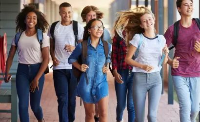 Adolescents entrant a l'aula