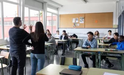 Alumnes i professors a una aula d'educació secundària