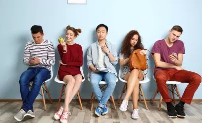 Grupo de jóvenes esperando para hacer una entrevista de trabajo.
