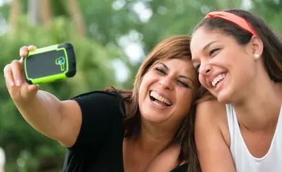 Madre e hija haciendo un selfie