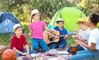 Niños y niñas en un campamento de verano.
