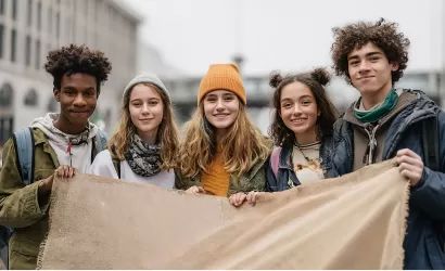 Grupo de jóvenes en manifestación.
