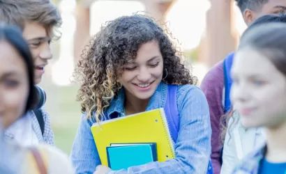 Chica con la carpeta saliendo de clase