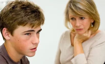 Mare escoltant a un fill adolescent