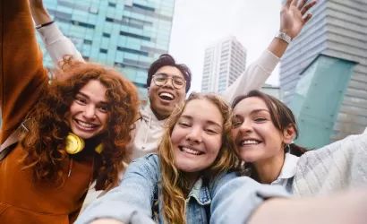 Jóvenes en actitud jovial