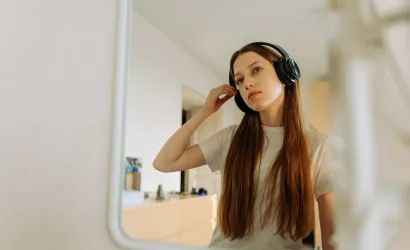 Adolescente mirándose en el espejo