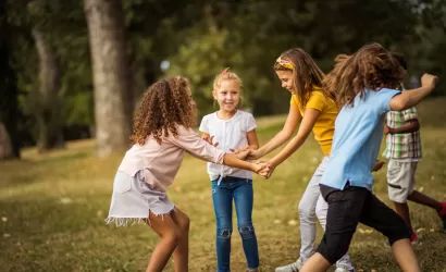 Niños jugando en un parque