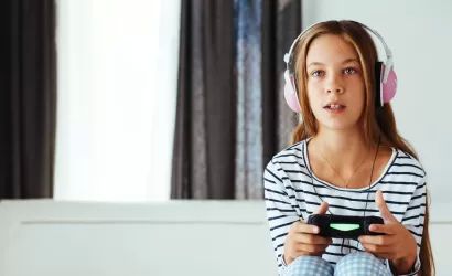 Niña jugando a videojuego