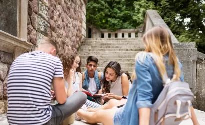 Adolescents sortint de l'escola