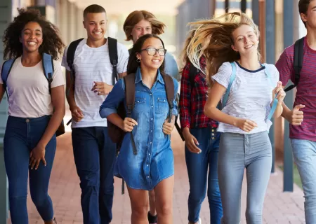 Adolescents entrant a l'aula