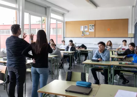 Alumnos y profesores en una aula de educación secundaria