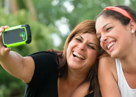 Madre e hija haciendo un selfie