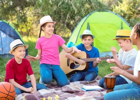 Niños y niñas en un campamento de verano.