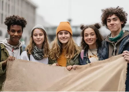 Grupo de jóvenes en manifestación.