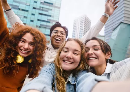 Jóvenes en actitud jovial