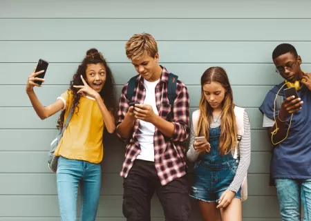 Grup d'adolescents amb el mòbil