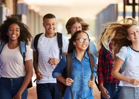 Chicos saliendo del instituto