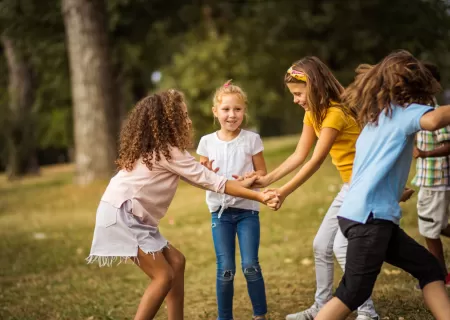 Niños jugando en un parque