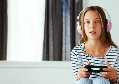 Niña jugando a videojuego